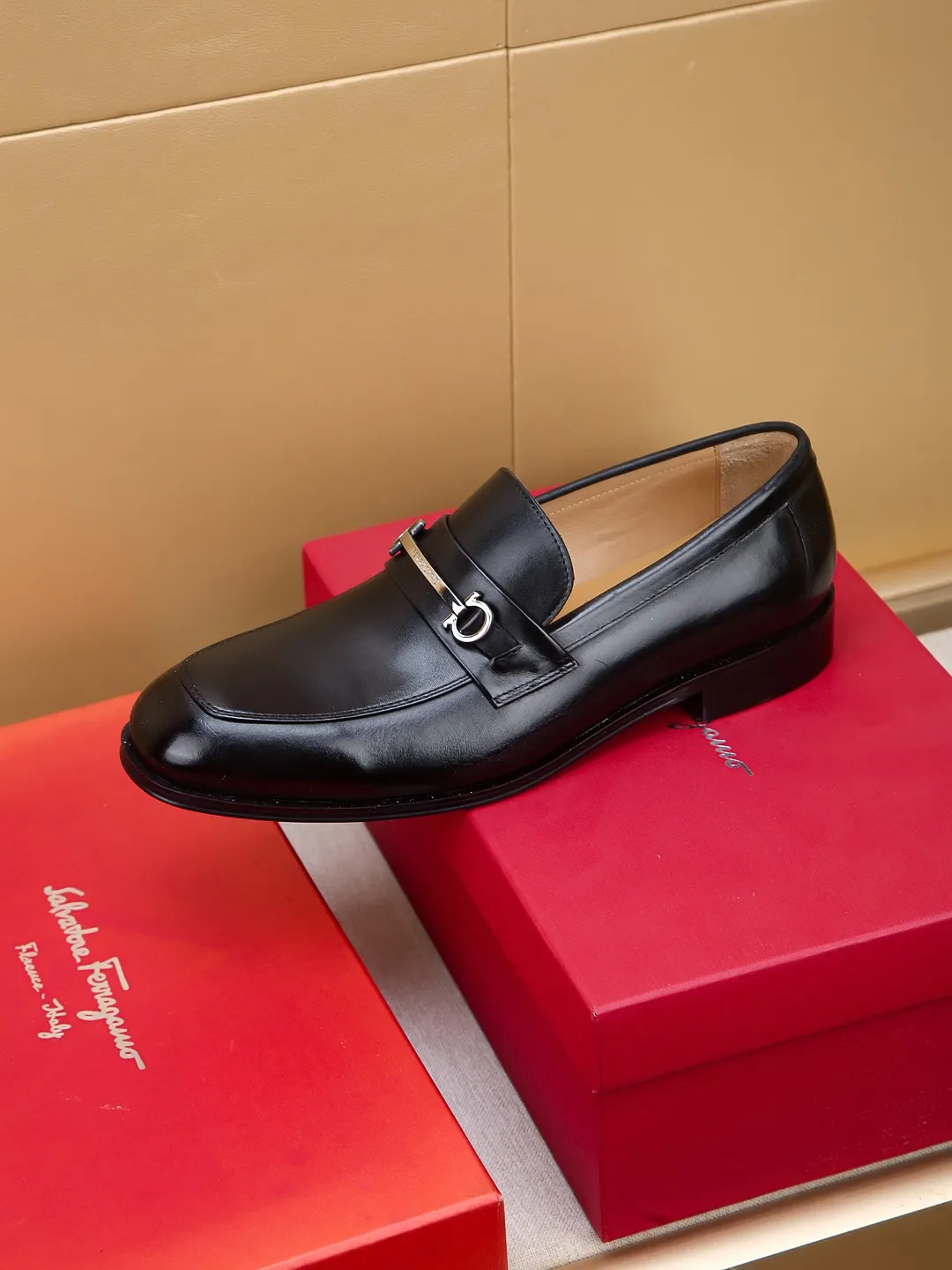 Men's shoes 💰460 🕷🕷🐂【Ferragamo】Ferragamo Popular fashionable leather shoes🇨🇳Official website counter 1:1 production, original mold opening💯Good quality can be seen, imported high-end first-layer waxed calfskin, water-dyed🐂leather lining🌿very clear texture, high-quality waterproof, non-slip and wear-resistant outsole🎋high quality and low price, truly handmade🍓colors available! Code number 39-44......(38.45.46.47 customized)